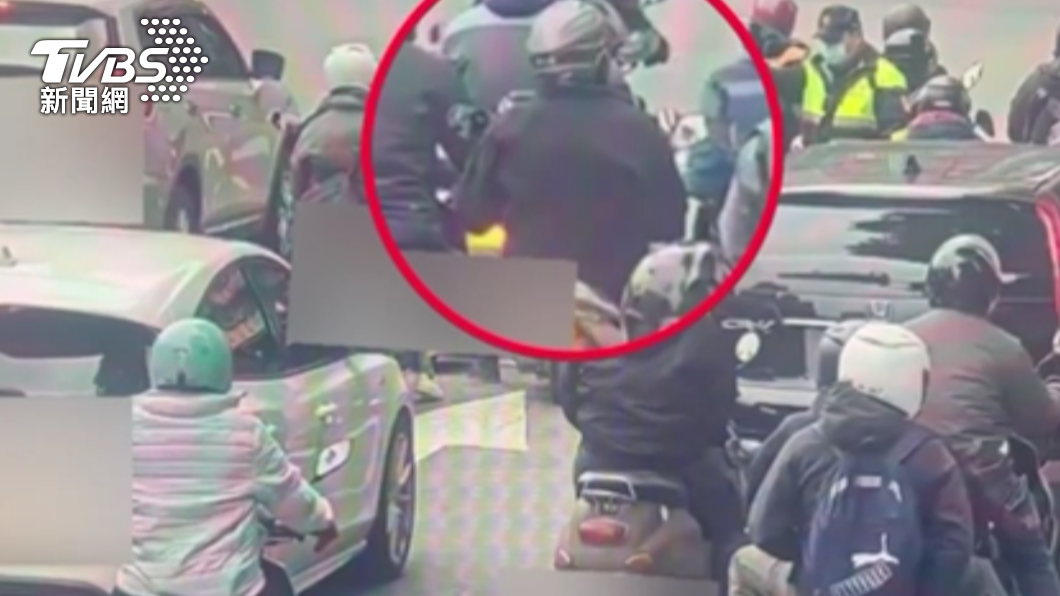 看到警察心虛機車狂晃 通緝犯遭攔身上還帶毒品吸食器