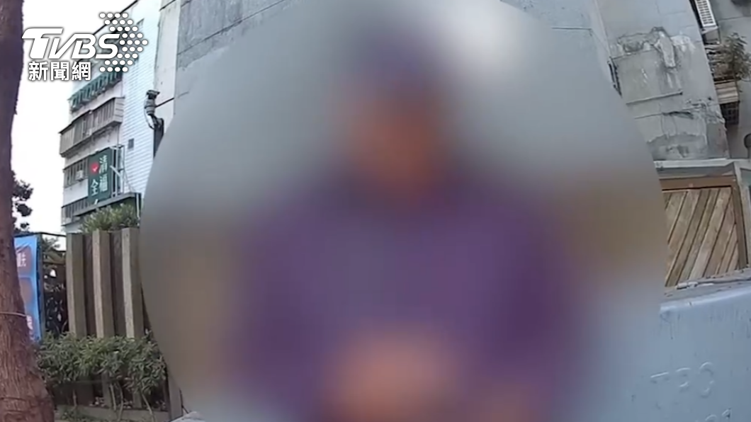 警方盤查時通緝犯一度不願出示身分證件。(圖/TVBS)