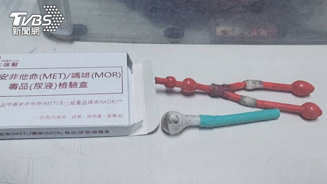 警方於他身上查獲毒品安非他命吸食器。(圖/TVBS)