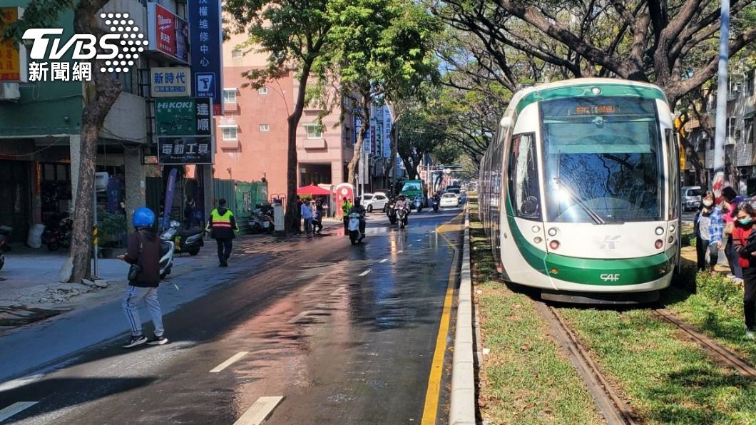 快訊/才剛成圓!高雄輕軌又被撞 這次是「大卡車」釀禍