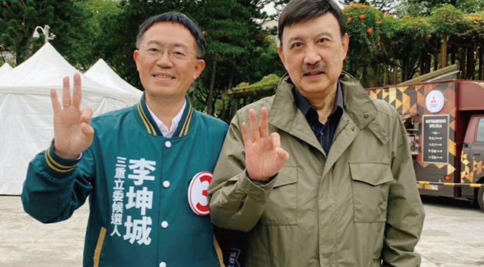 余天盼將三重區域利唯一席交棒給子弟兵李坤城。(圖/翻攝自李坤城臉書)