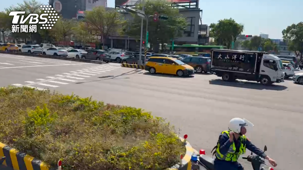 因為交通管制讓車輛被迫停在市政路、朝富路口。(圖/賴慧津攝)