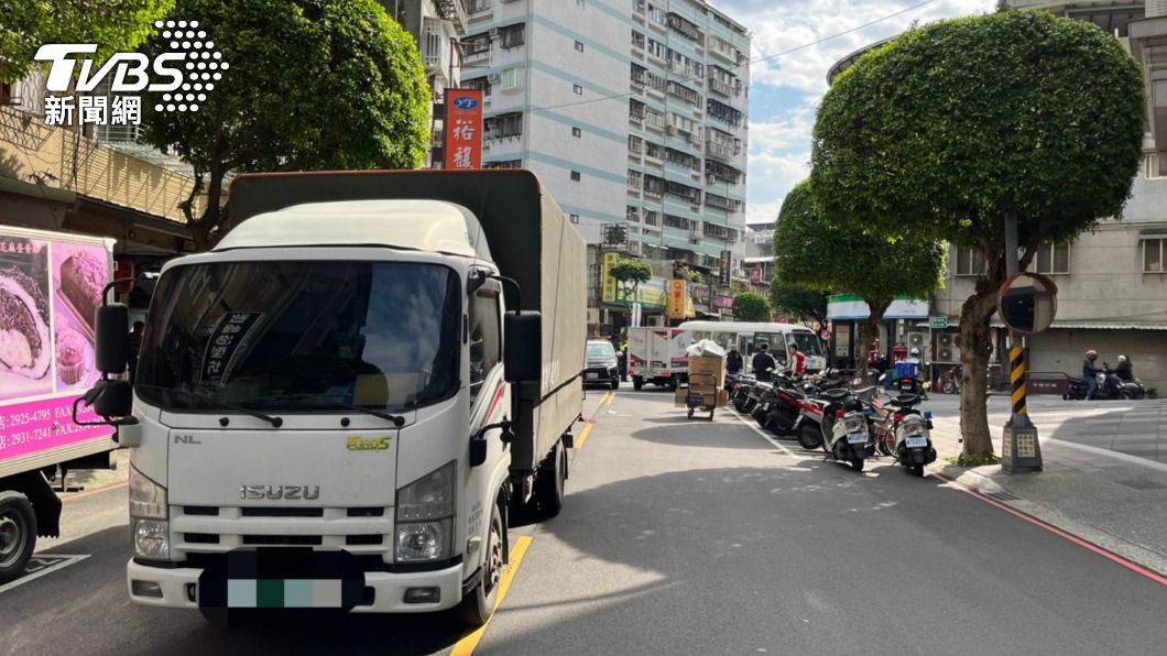 新北男推資源回收車「突暈眩往後倒」　下秒遭貨車輾爆頭慘死