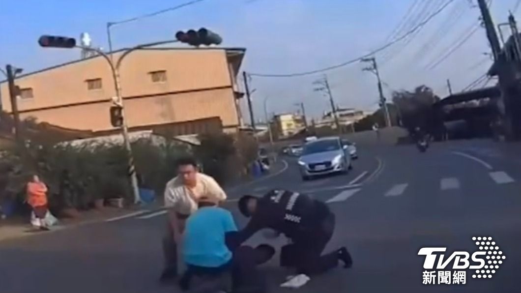 高雄大街怪男出沒 遭警壓制辯稱「過新年」
