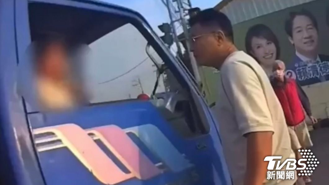 員警看兩人駕駛小貨車並上前攔查,駕駛座的沙男竟心虛棄車逃逸。(圖/TVBS)