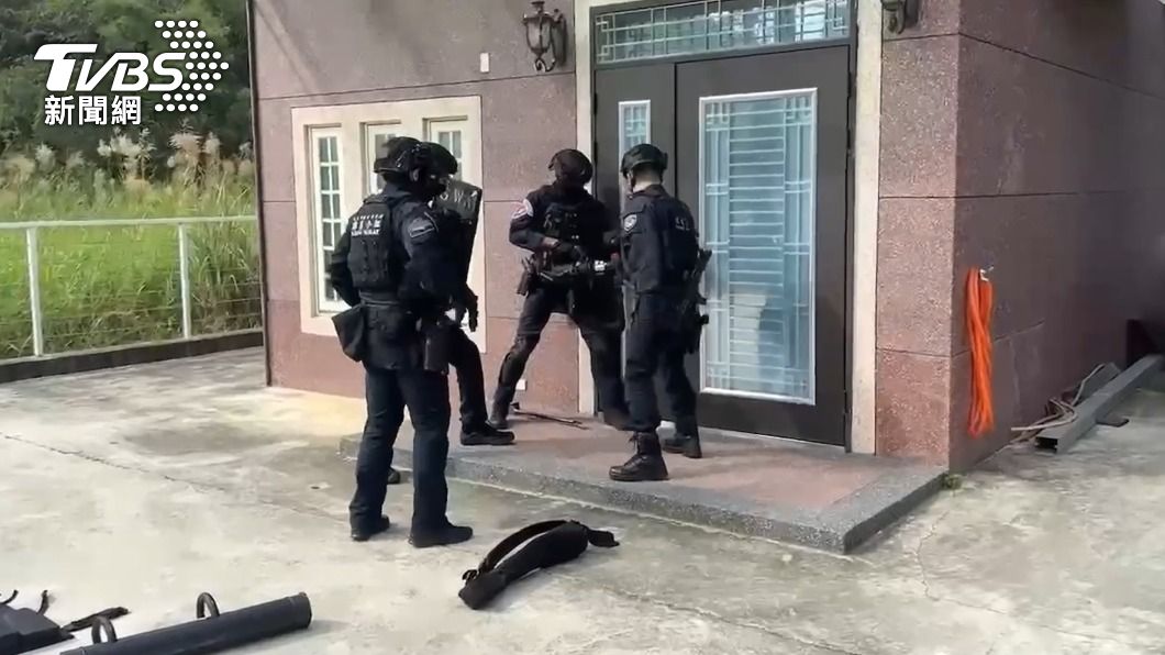 滷味香掩惡臭!K毒工廠藏山區農舍 警荷槍攻堅逮製毒師