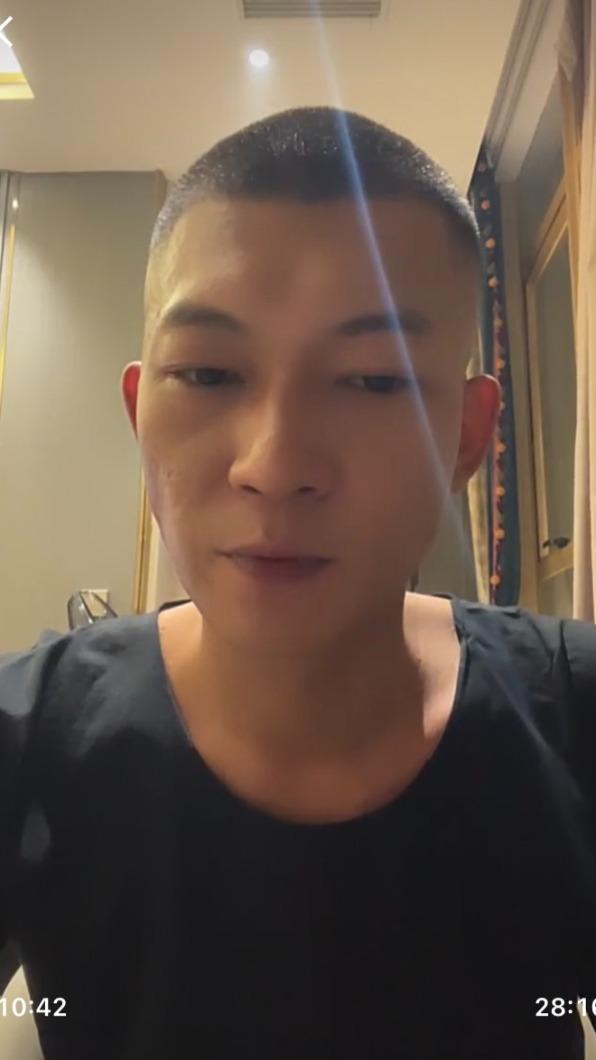 鳳梨日前在直播踢爆馮語婷是男性。(圖/翻攝自yi0107 IG)