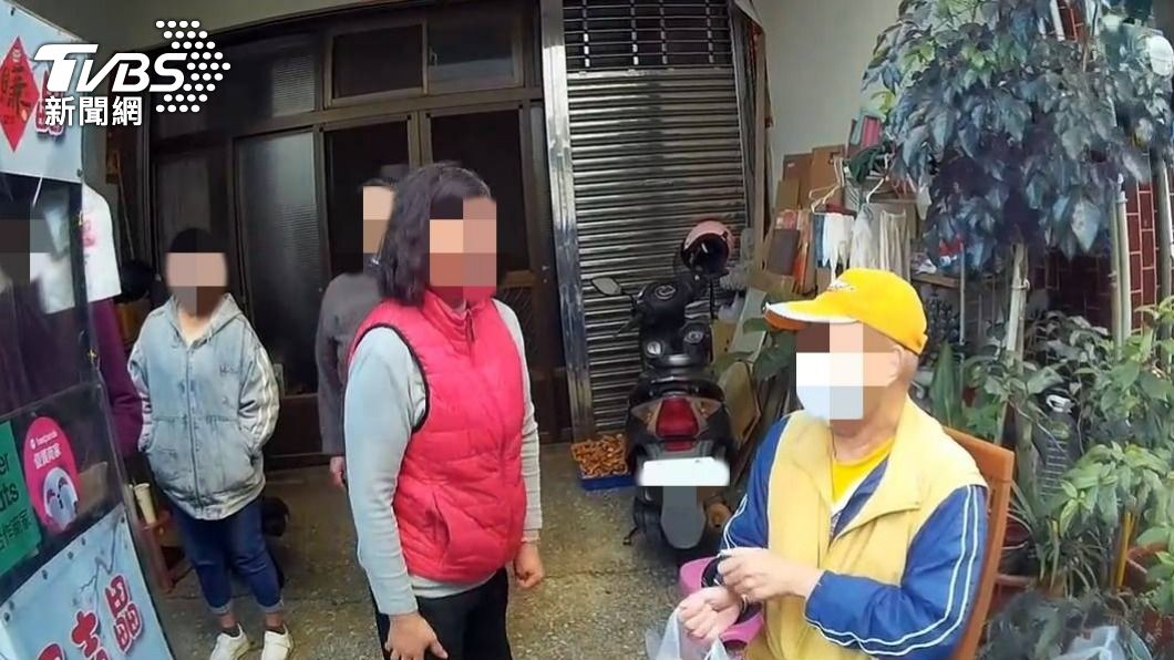 視障男走1公里買雞蛋糕迷路 「我是你的眼」暖警送回家