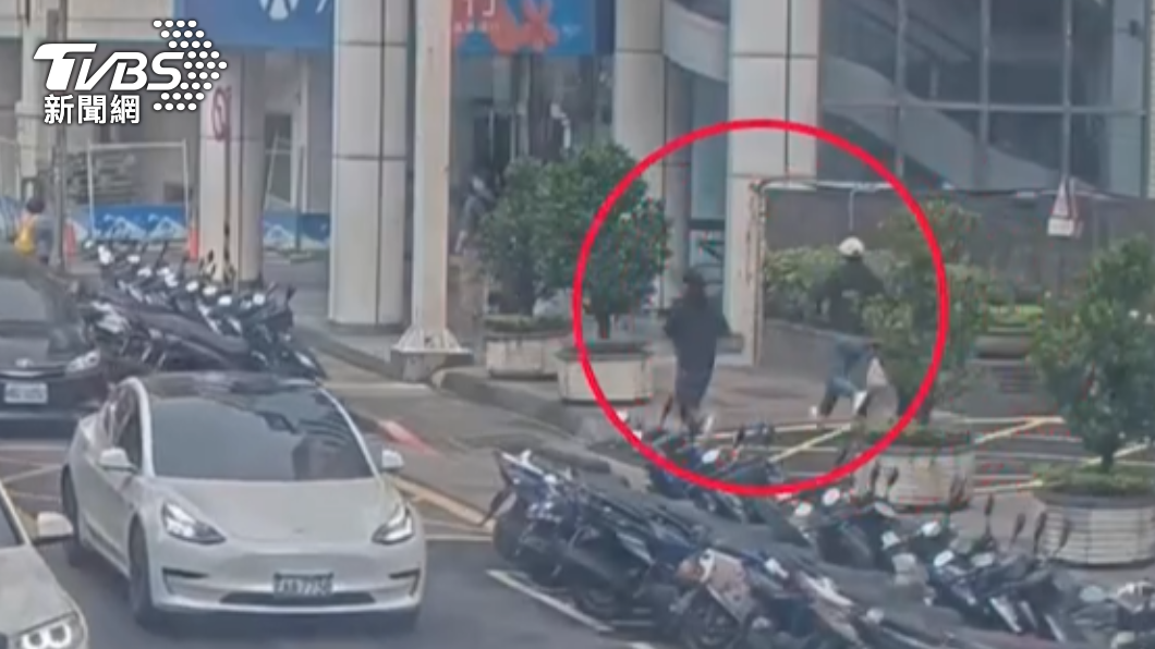 兩人當街搶走230腕後逃逸。（圖／TVBS）