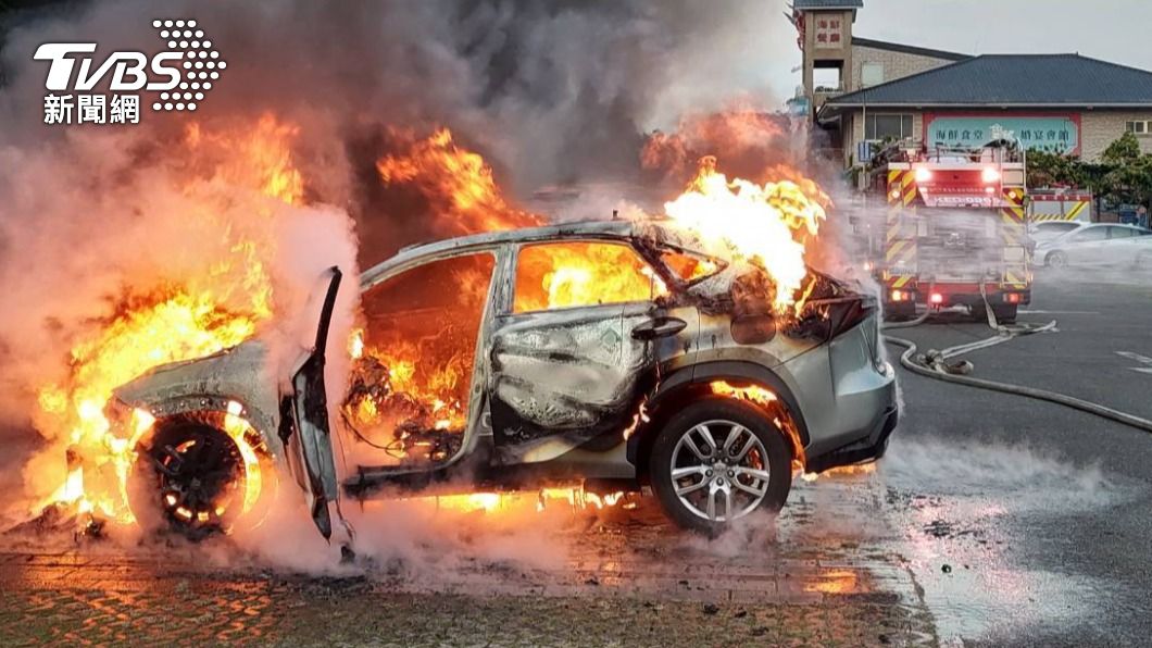 淡水漁人碼頭爆炸巨響「車成火球」 女駕駛稱酒後燒木炭