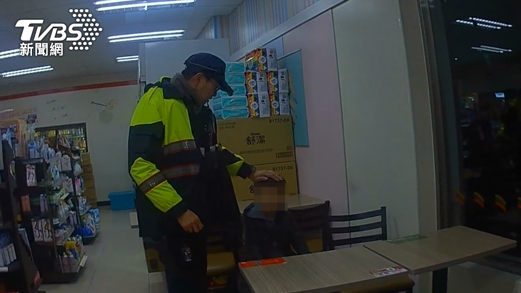 家人唸兩句!10歲童離家半夜蹲超商 暖警安撫摸頭勸回家
