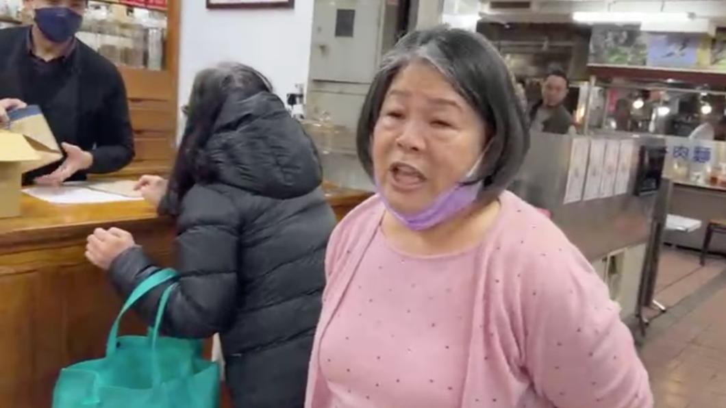 民進黨立委候選人高嘉瑜拜票巧遇國民黨對手李彥秀媽媽,遭李媽媽痛批「蕭渣某」。(圖/翻攝高嘉瑜臉書)