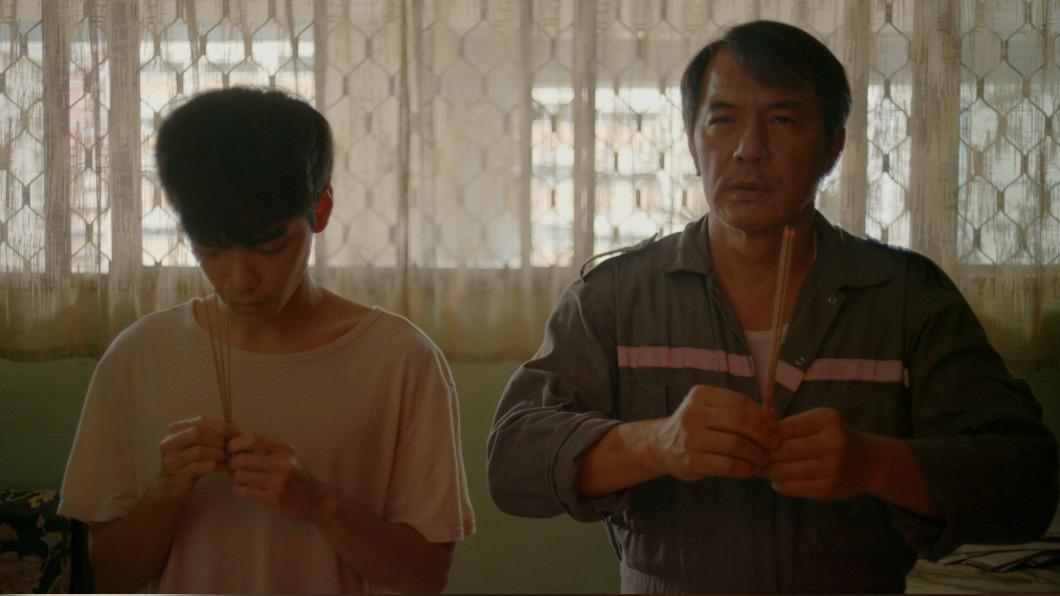 明天比昨天長久》探討疏離父子關係，戴立忍（右）片中背負獨自撫養兒子的責任。（圖／飛望影像有限公司提供）