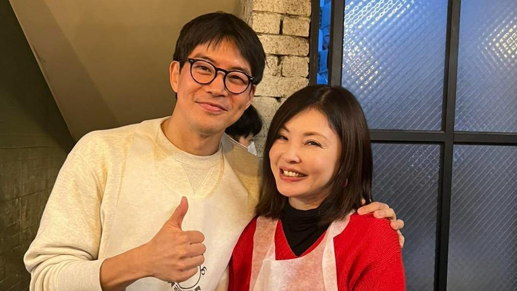 李相侖親切將手搭在何如芸（右）肩上。（圖／翻攝何如芸臉書）
