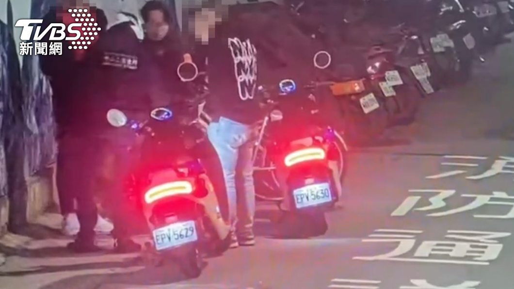 巡邏員警見高姓男子和朋友形跡可疑上前盤查。（圖／TVBS）