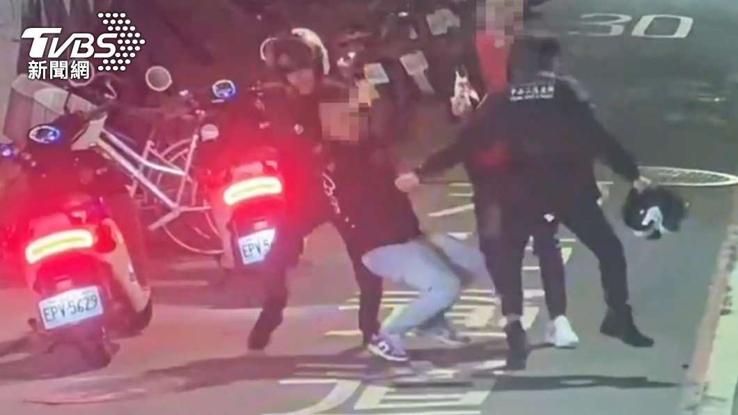 高姓男子企圖逃跑遭警方壓制。（圖／TVBS）