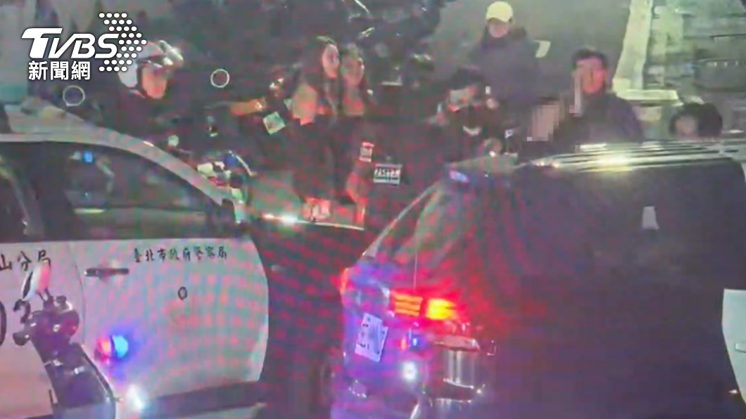 現場友人不斷對警方嗆聲。（圖／TVBS）