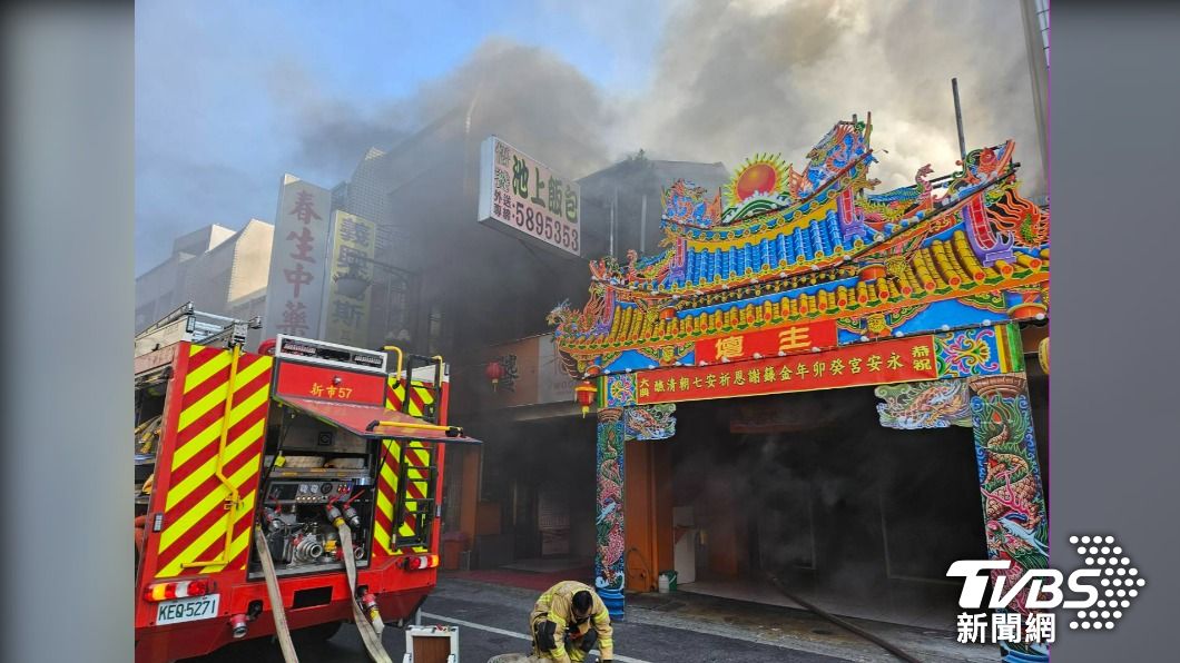 快訊/台南知名連鎖便當店火警 黑煙沖天兩側住戶急疏散