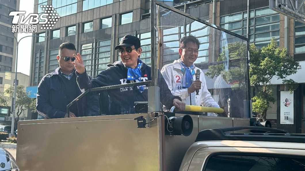 小馬哥炫風再現!馬英九赴板橋陪林國春車掃 粉絲衝上前握手