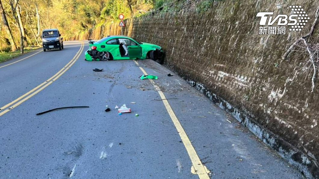 螢光綠BMW跑車撞南投山壁　「前輪卡水溝」25歲男掛彩