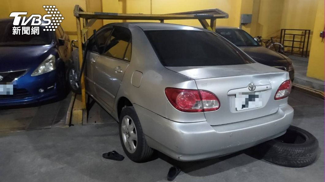 台中機械車位離奇命案!女駕駛「探頭停車」夾頸亡 驚險畫面曝