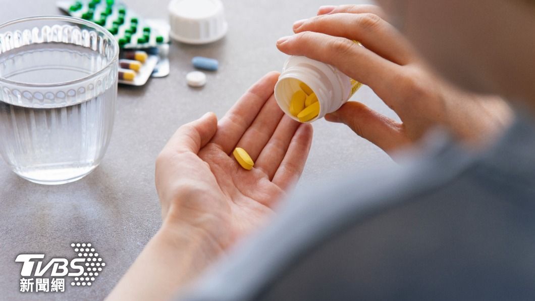 日本不少感冒藥成分含可待因,長期大量使用有上癮風險。(示意圖/shutterstock達志影像)
