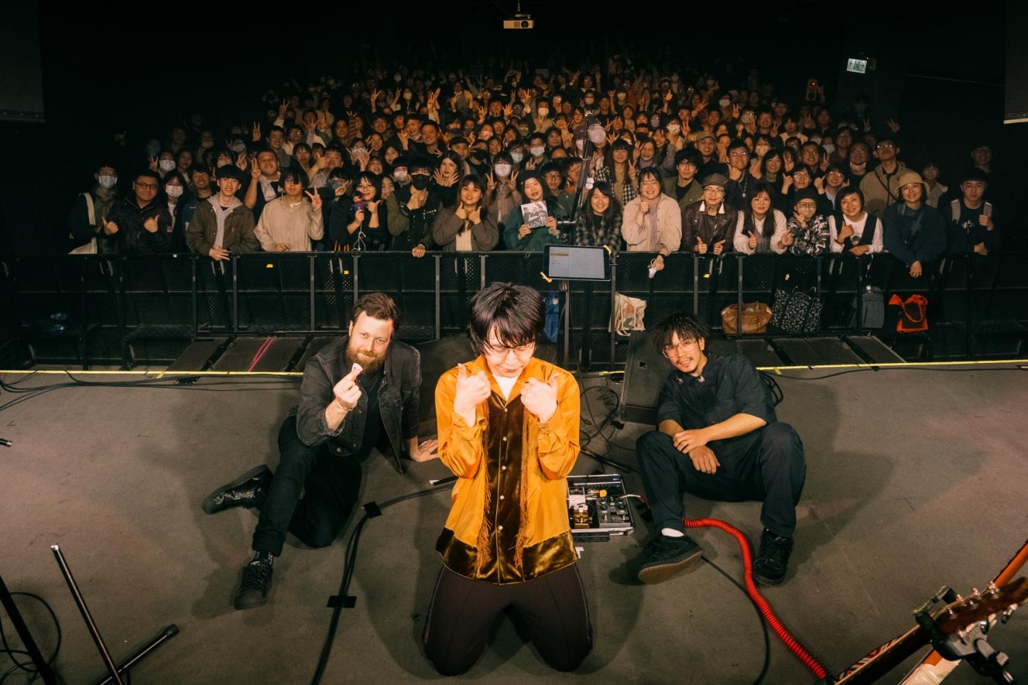 山蒼志海(中)演唱會上不斷高喊「牛肉麵好吃!」。(圖/ICON Promotions and @jr_film_tw提供)