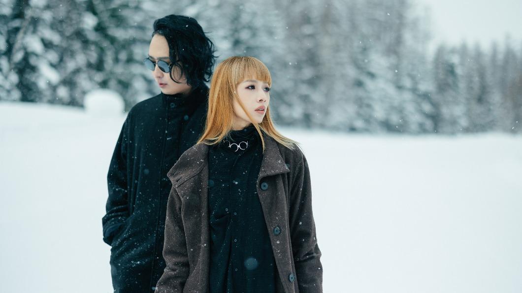 雪地發現正妹!驚見「下身失蹤」露辣美腿 真實身分是樂團女主唱