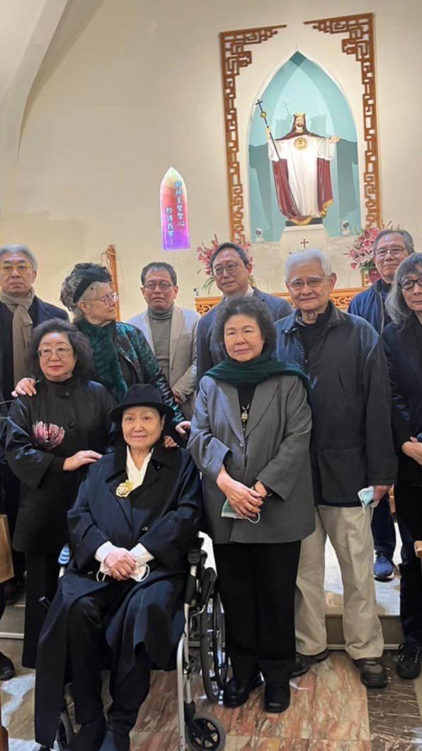 監察院長陳菊（右三）等友人在教堂「求彌撒」盼施明德度過難關。（圖／翻攝自黃惠君臉書）