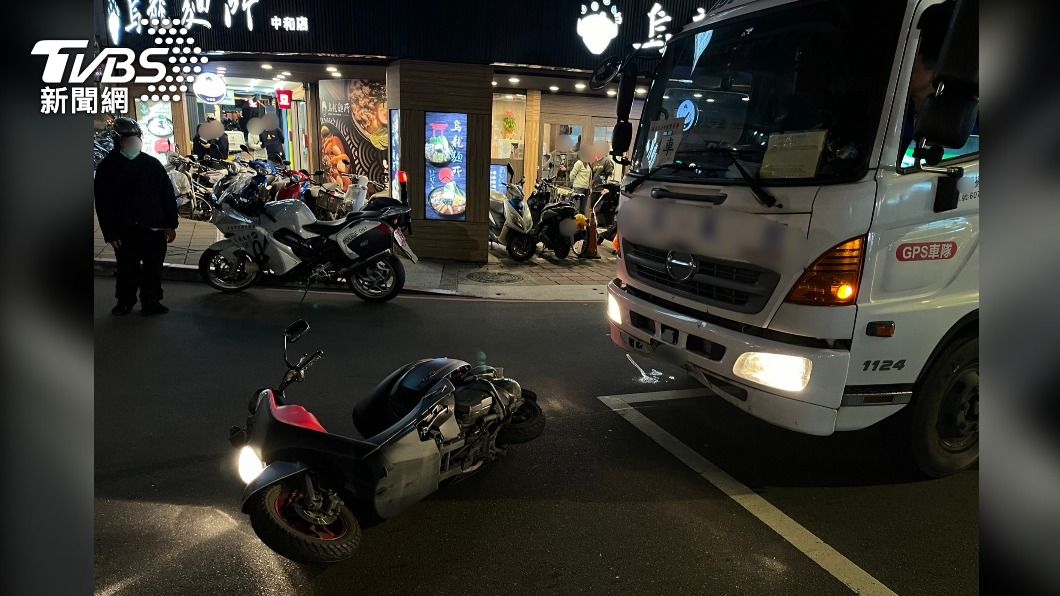 選戰在即!小貨車載運選票路口追撞機車 害騎士慘摔送醫