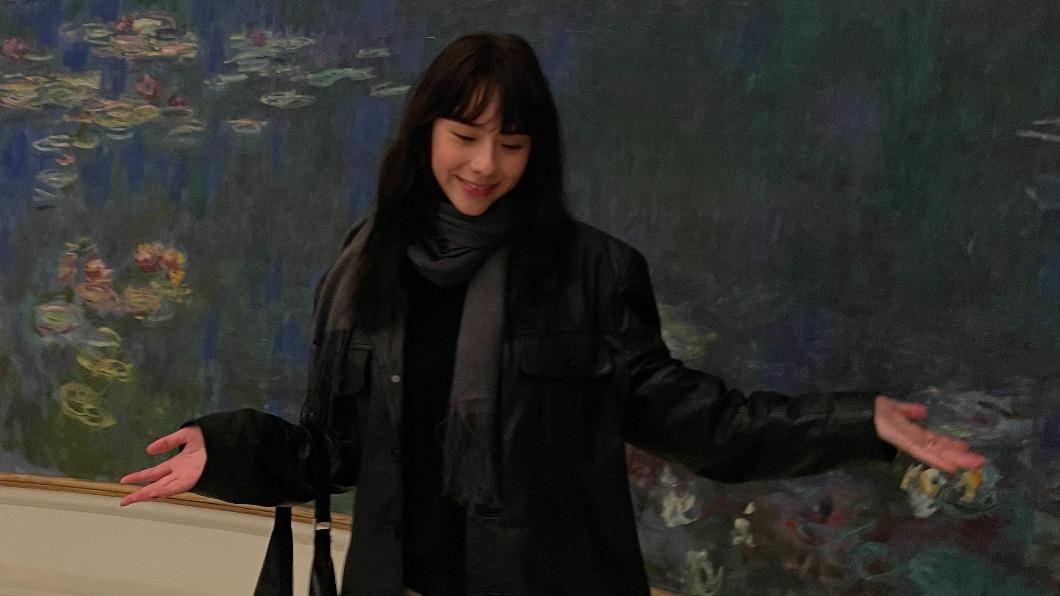林奕嵐到橘園美術館欣賞藝術品。(圖/周子娛樂提供)