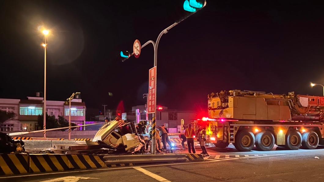 新竹西濱死亡車禍!貨車追撞砂石車頭成廢鐵 駕駛慘死