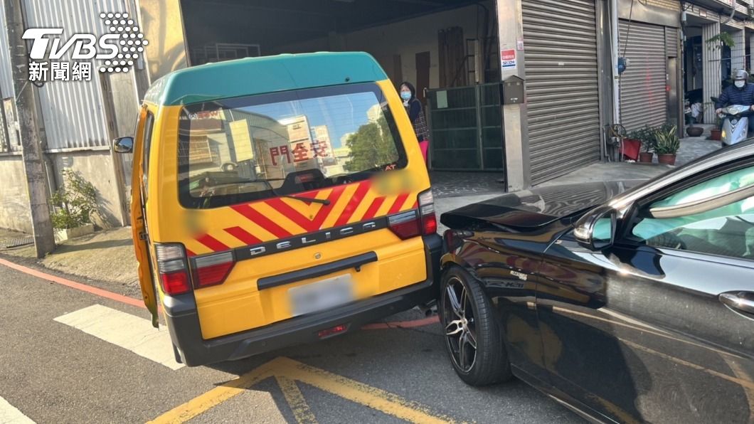 中壢娃娃車與賓士車擦撞再撞牆 車內2童頭部受傷送醫