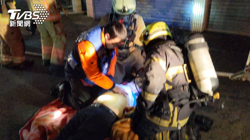 一名約70歲男性受困,消防緊急將人救出來。(圖/TVBS)