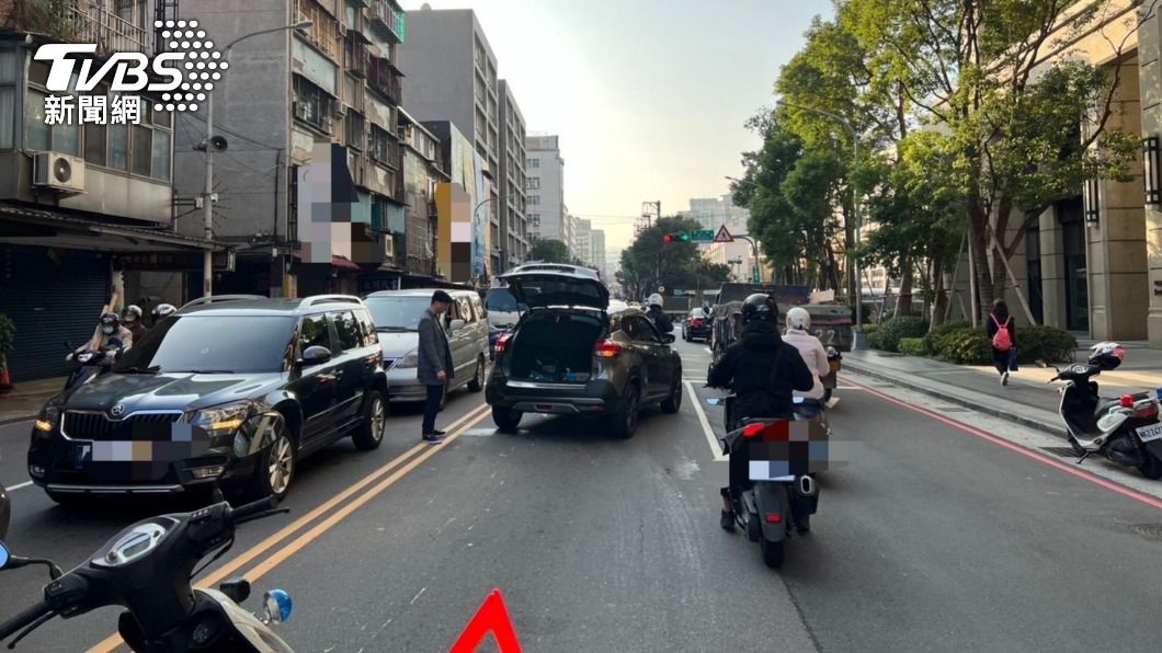 新北男趕上班停紅燈遭追撞 肇事車竟大迴轉落跑
