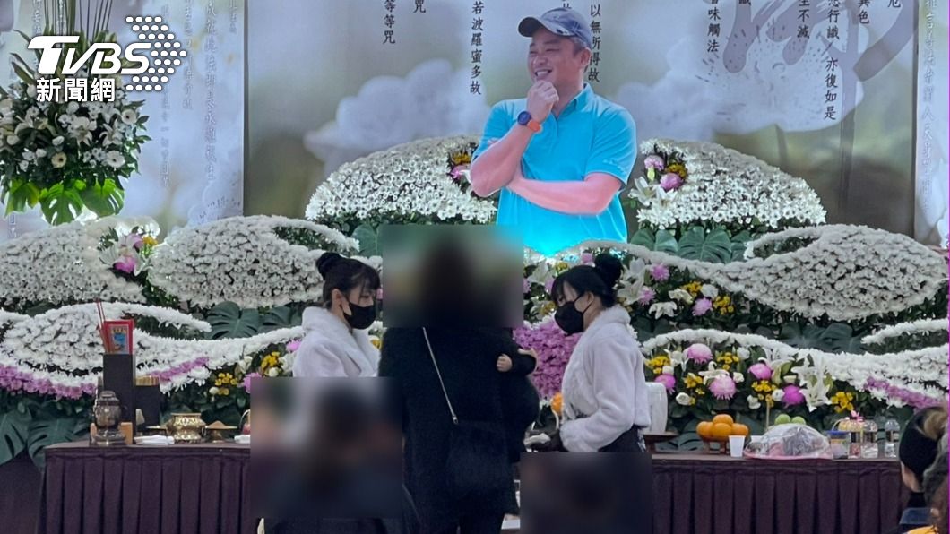 鼻酸!張誌家同學穿「99」簽名T緬懷 妻抱1歲女現身靈堂