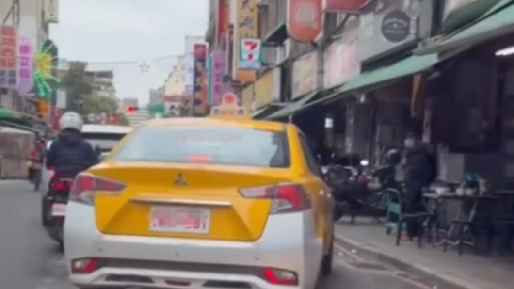 計程車和民眾轎車在廣州街追逐。（圖／翻攝自社會事新聞影音）