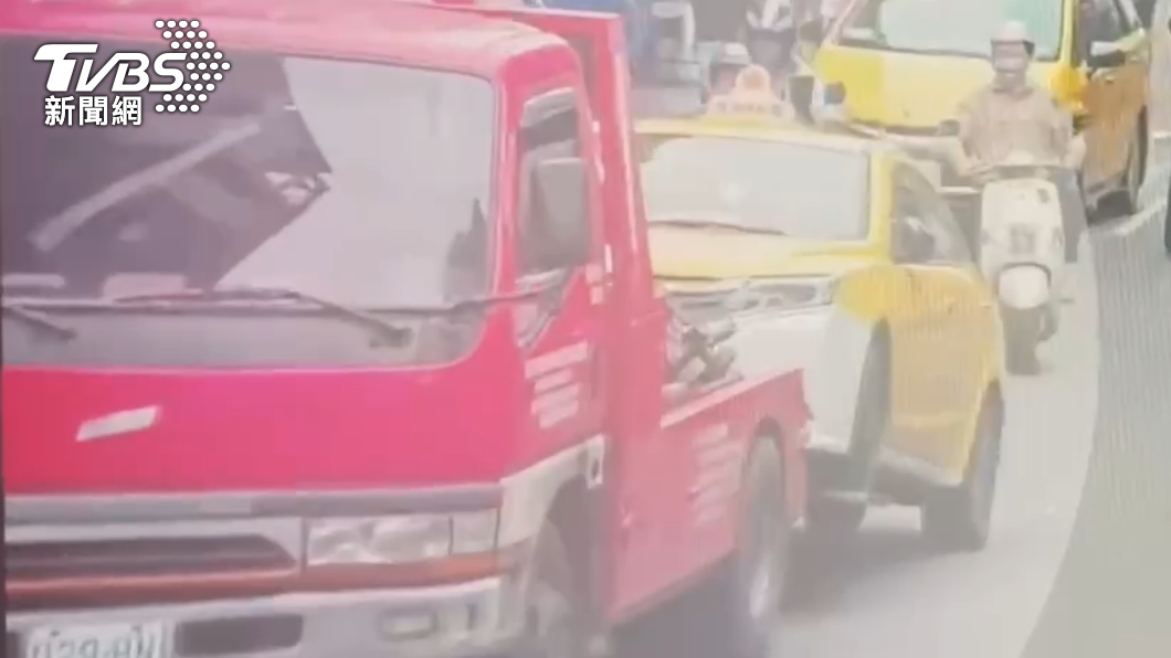 警方到場將計程車拖離現場。（圖／TVBS）