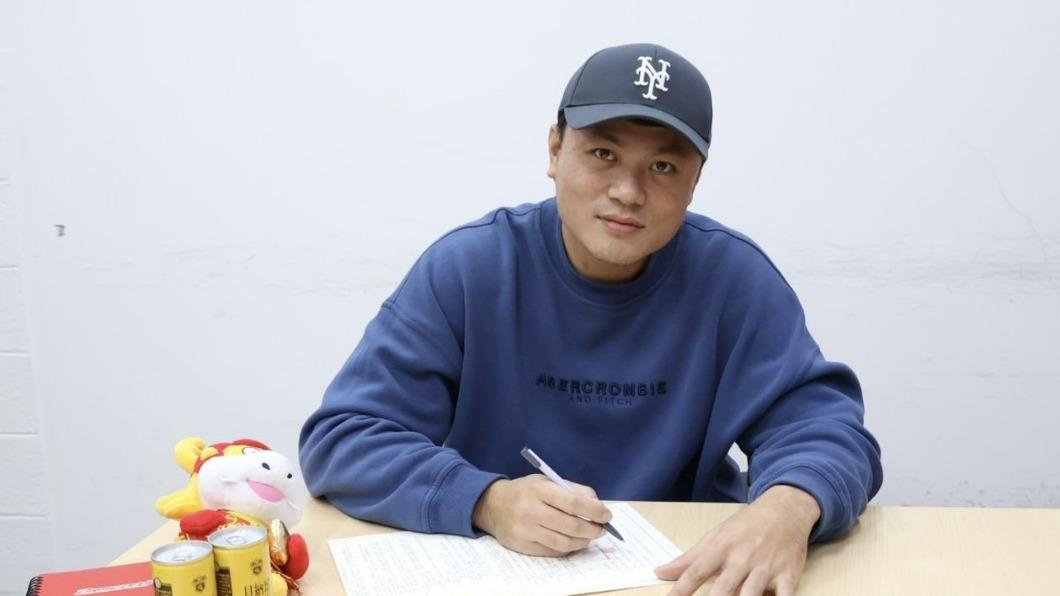 前統一獅的外野手鄭鎧文,也確定在休賽期轉戰加盟味全龍。(圖/味全龍提供)