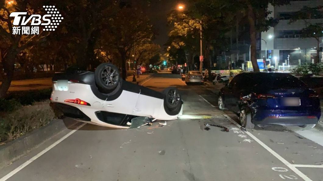 慘了！台中女酒醉開車上路翻　撞爛特斯拉跟自己門牙