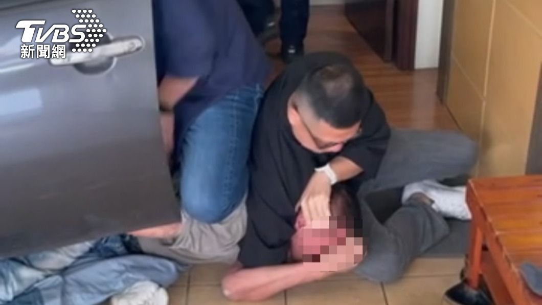 警方在台南市善化區將持鎮暴槍主嫌徐男查獲到案。(圖/TVBS)
