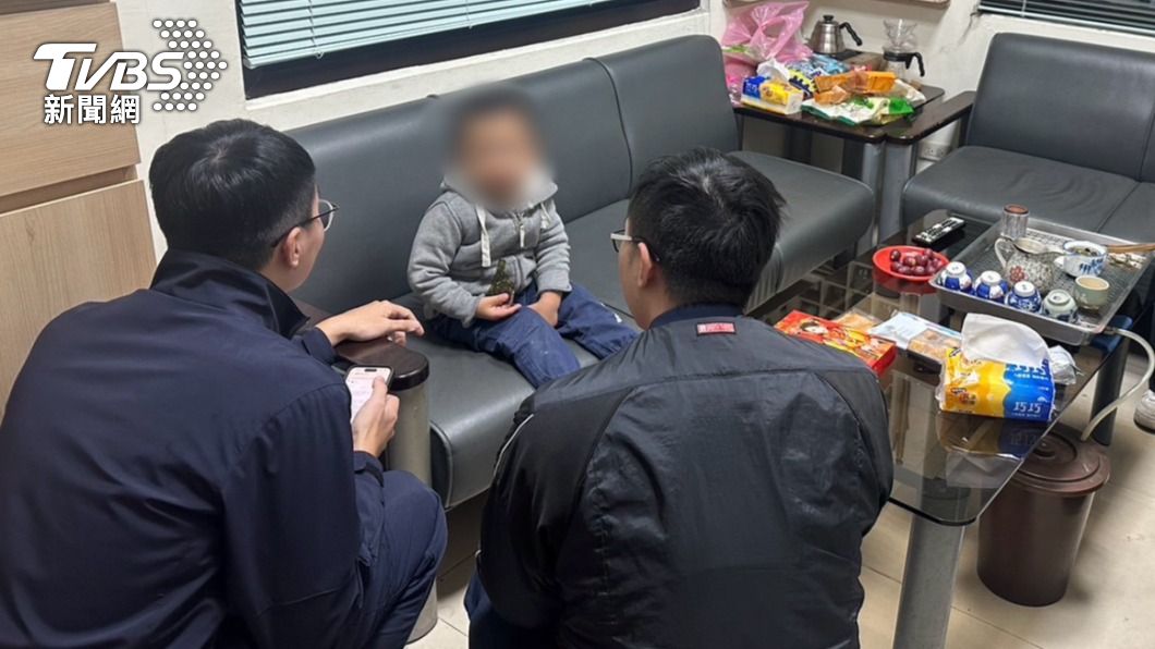 2男警化身奶爸陪玩又陪聊　安撫走失童暖擦淚：幫你找媽媽