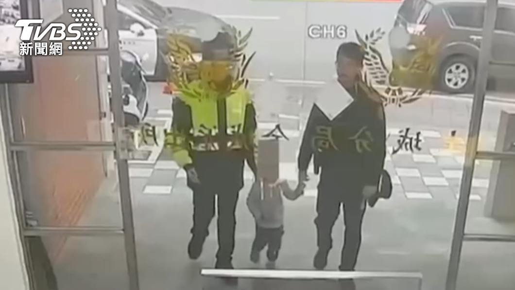 員警將男童帶回派出所休息。（圖／TVBS）