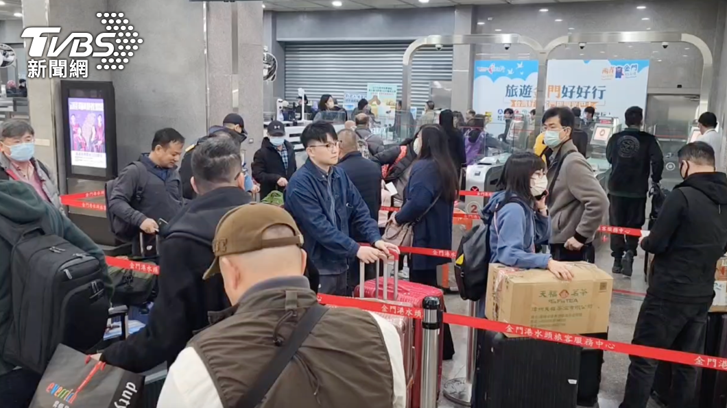 投票倒數1日!金門小三通湧現返鄉投票人潮 航班全爆滿