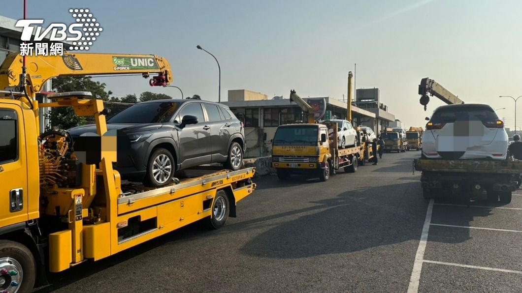 返鄉投票爆發?國1七車撞成團 6拖吊車一字排開出動