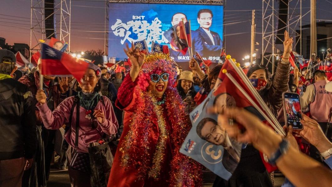 國外網友對於台灣的選舉文化紛紛表示新奇和有趣。(圖/翻攝自紐約時報)