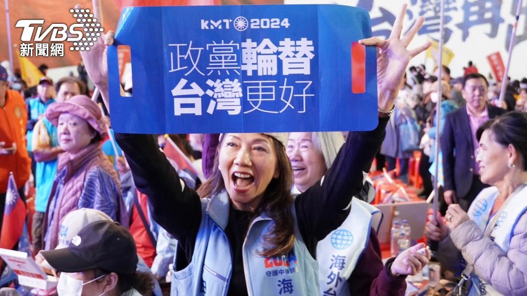 國民黨總統候選人侯友宜選前之夜,湧入萬人到板橋體育場。(圖/潘建樺攝)