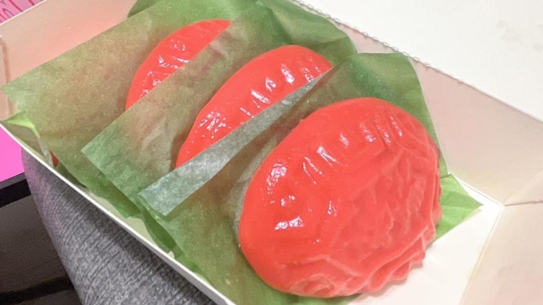 「阿嬤買的紅龜粿」長得好奇怪!孫女一看笑翻:差很多