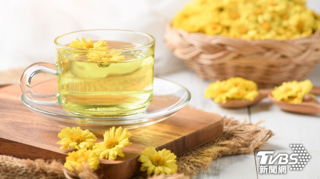 喝菊花茶可以降火、保護聲帶。(示意圖/shutterstock達志影像)