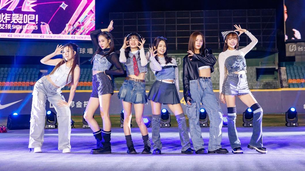 藍隊PEEKaBloo成員關詩敏(左起)、邱子芯、謝予容、張雅涵、姜巧文、林襄。(圖/好看娛樂提供)